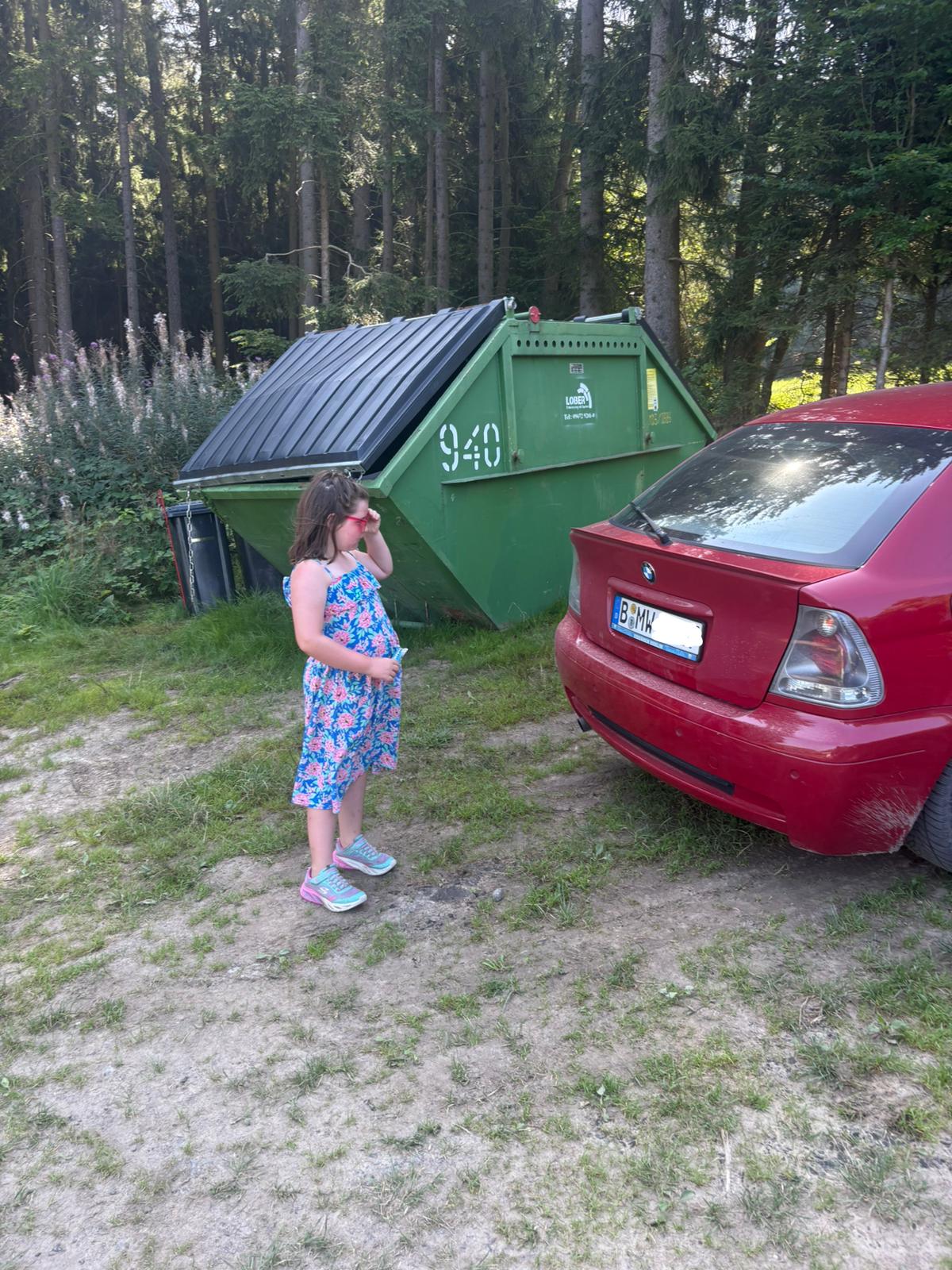 Ruby bestaunt Kathas dreckiges Auto